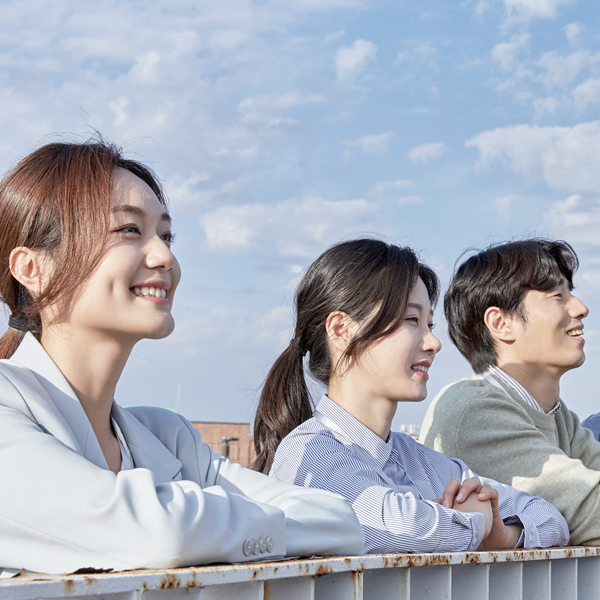 웃음을 보이는 인재 사진